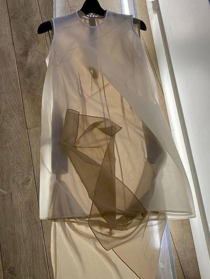 叛逆|他从Celine离职后,创立品牌短短一年火速爆红!新生代叛逆少年的禁欲系极简风~