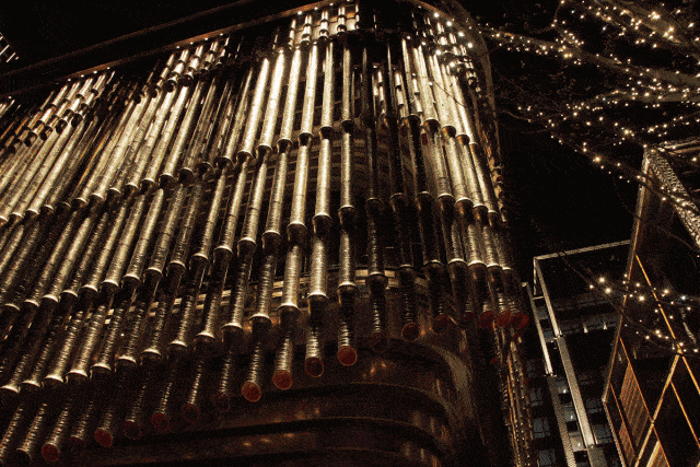 坐标5:上海 设计的灵感来源于中国传统戏剧舞台,675根用黄铜手工