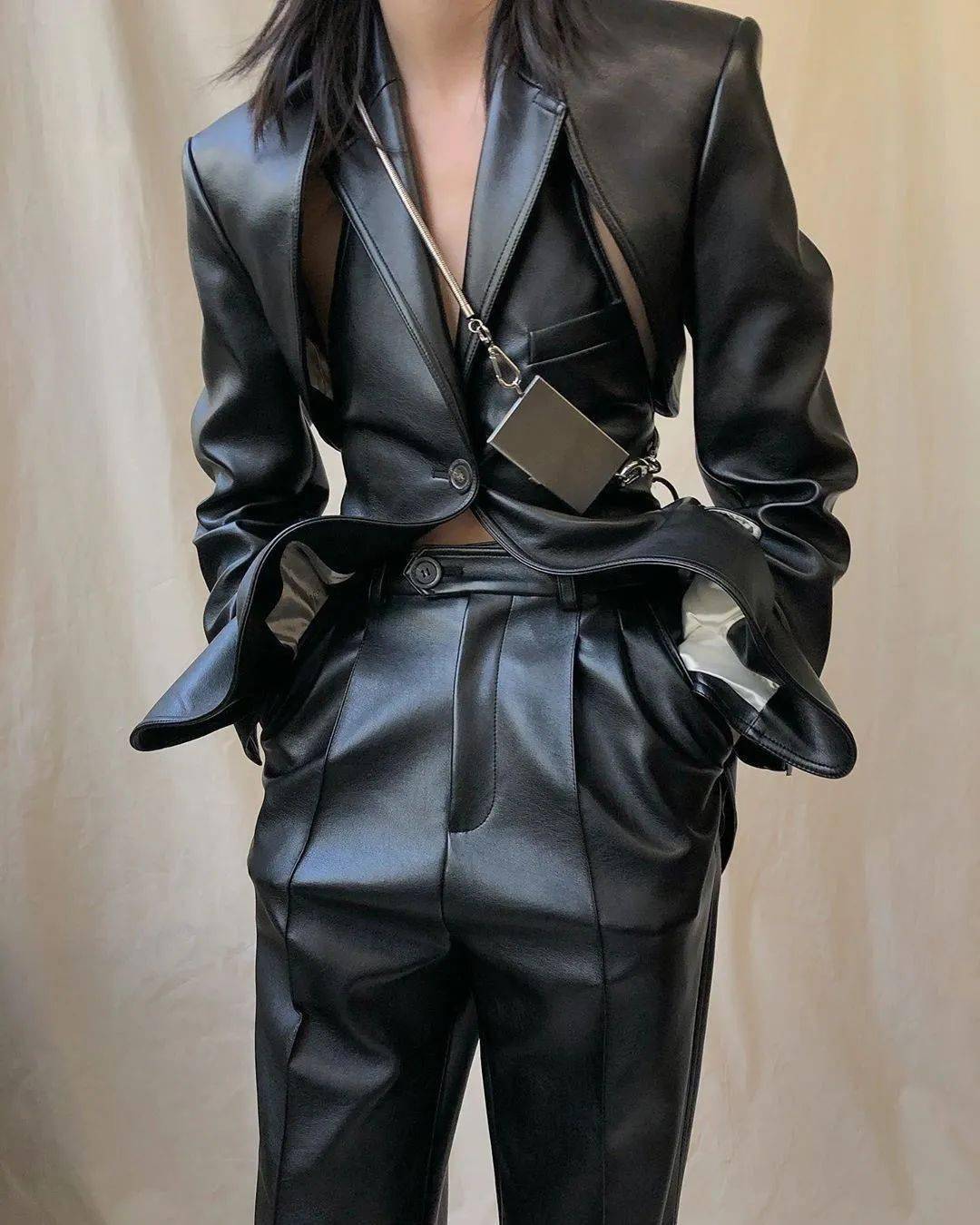 叛逆|他从Celine离职后,创立品牌短短一年火速爆红!新生代叛逆少年的禁欲系极简风~