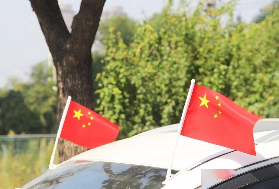 天桥 在蓝天白云的映衬下 五星红旗更加鲜艳明亮 红旗飘飘 这抹红 让