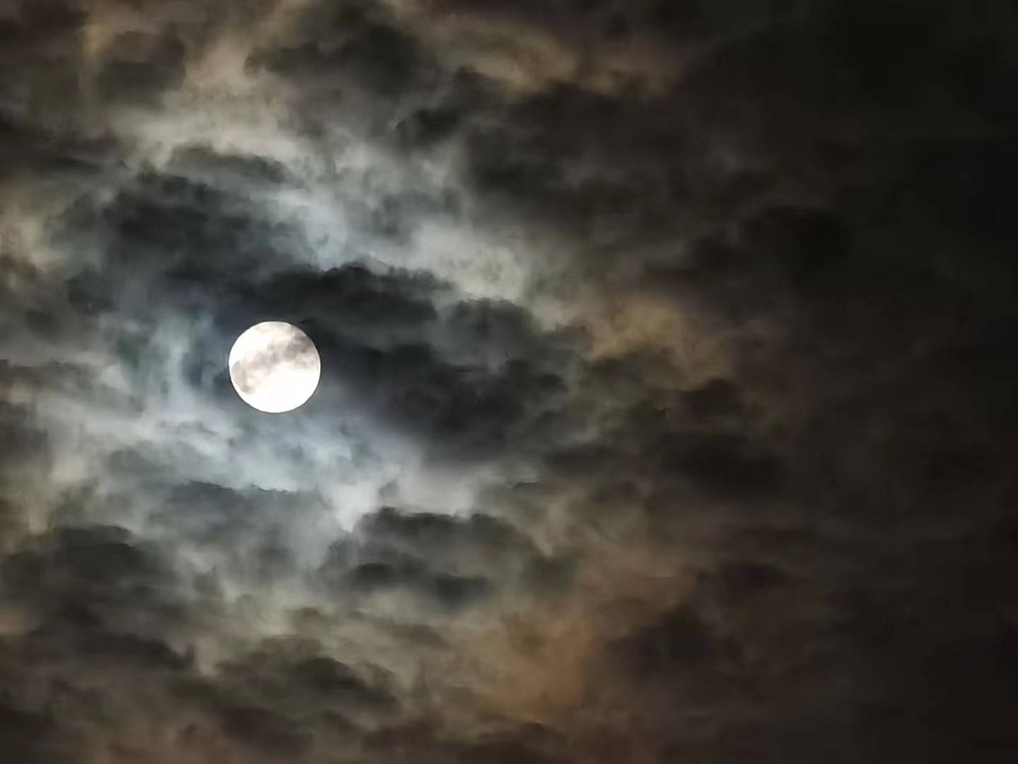 延时︱成都赏月 看超级月亮穿越云层_四川在线