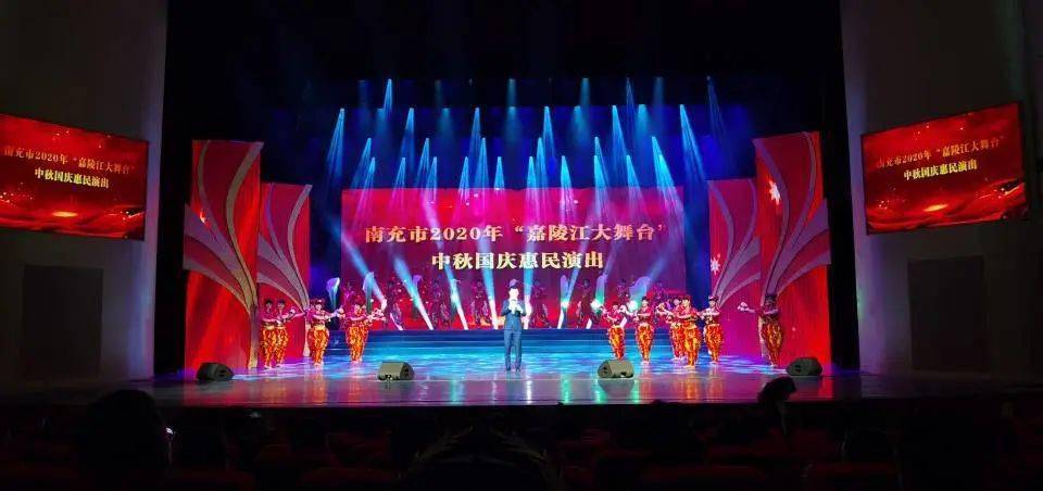 哇好热闹啊南充双节惠民演出在多处精彩上演上万市民现场观看