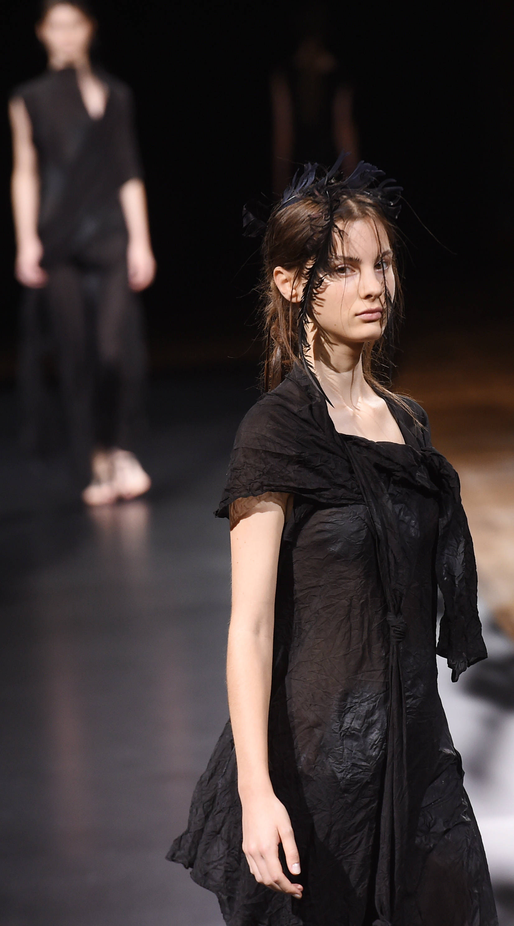 新华社|巴黎时装周：山本耀司发布春夏新品成衣