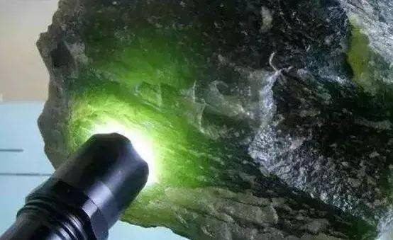 冰底|碧玉还是翡翠?这个玉石有点另类