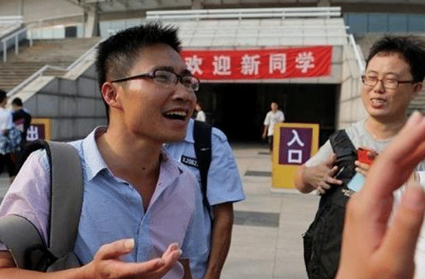 疯子|7次拒绝北大等名校，只为上清华他复读8年成“高考疯子”