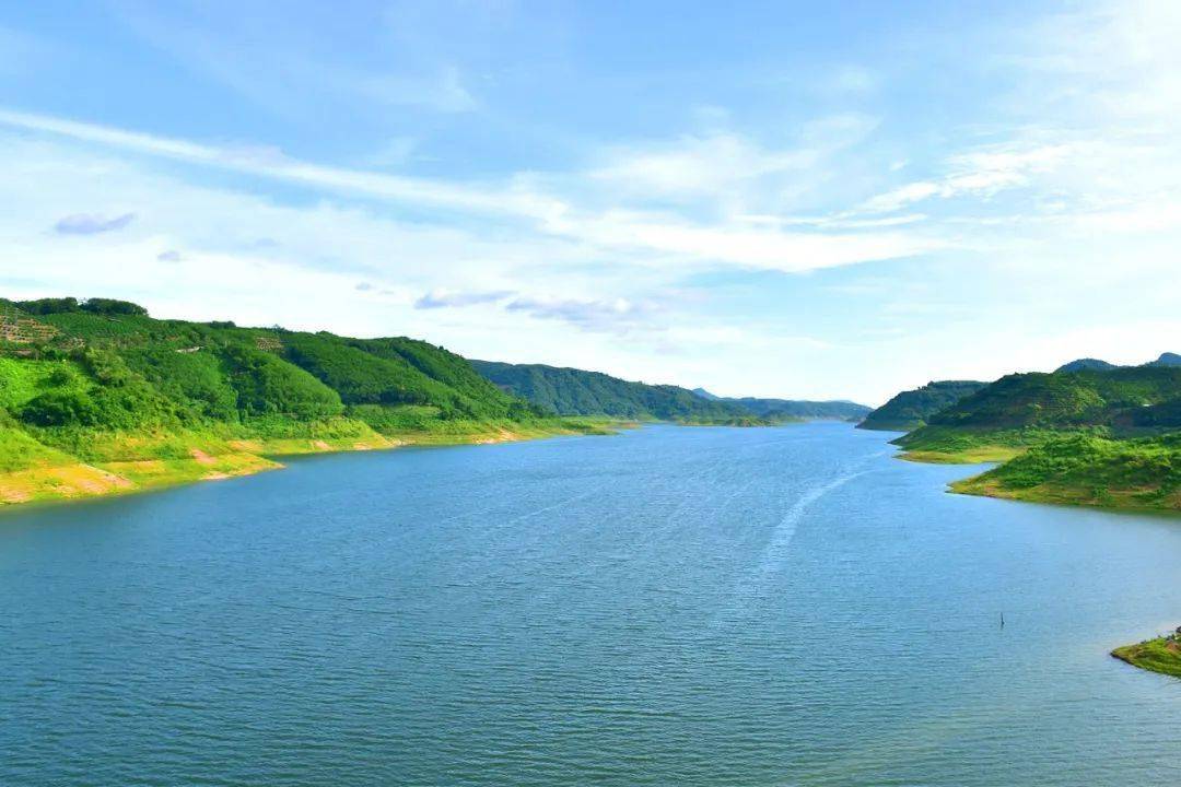 大隆水库风景如画. 那受村