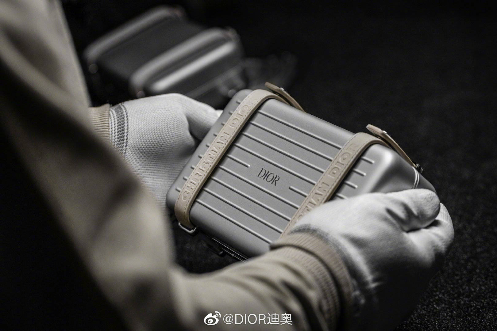 Moncler|摩登日记｜当旅行箱“穿上”羽绒服，旅行就变成了探险