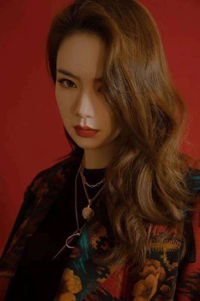 颜色|《心动的信号》戚薇聊心动，我却想聊她的妆容！