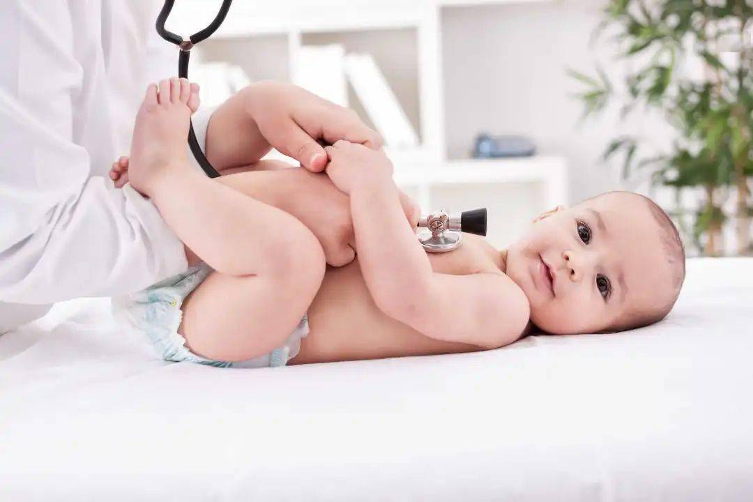 新生儿|需要停掉母乳喂养？宝宝出生不久变成“小黄人”