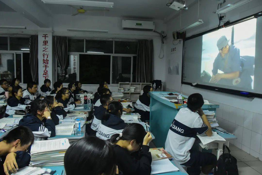 东阳市南马高中让百合花绽放在双节里