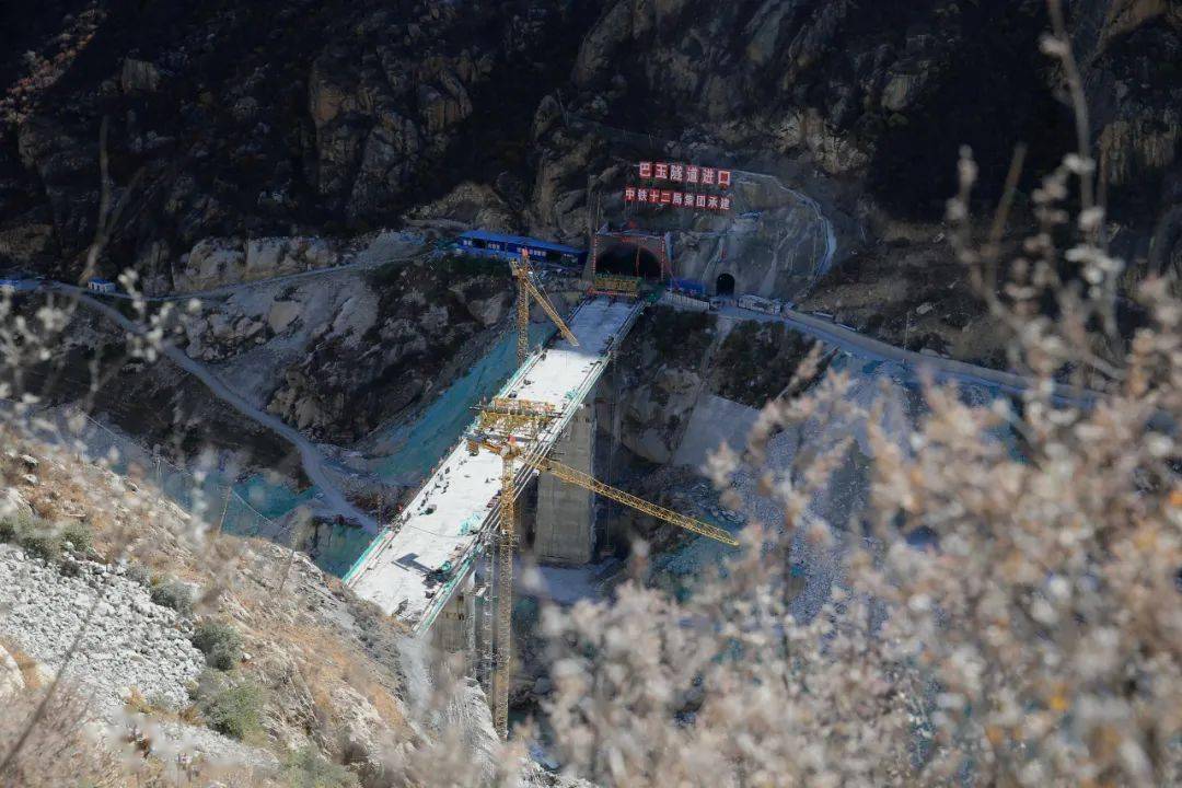 川藏铁路变身川藏地铁？3200亿强攻施工禁区，极难工程有多难？_建设