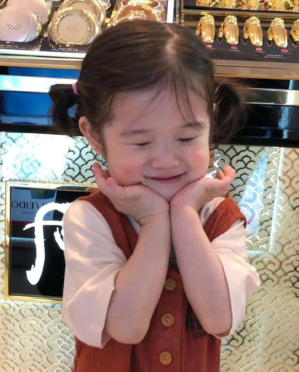 5岁小女孩凭"表情包"爆火ins!网友:糟糕,迪士尼在逃公主藏不住了!