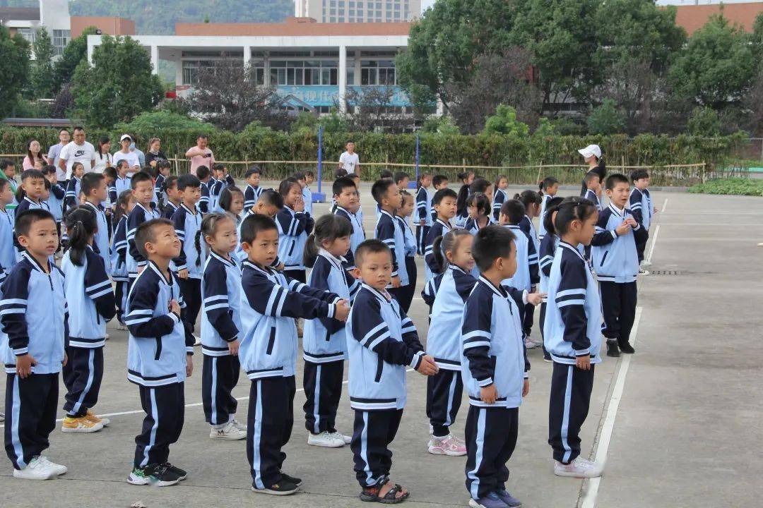 年9月30日,临海市托阳小学举行了隆重的一年级开笔礼仪式暨爱国主义