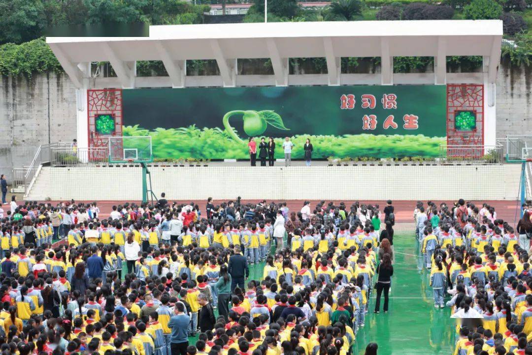 近日,世界太极拳冠军龙骄尔回到母校四川威远县实验小学,进行了一场