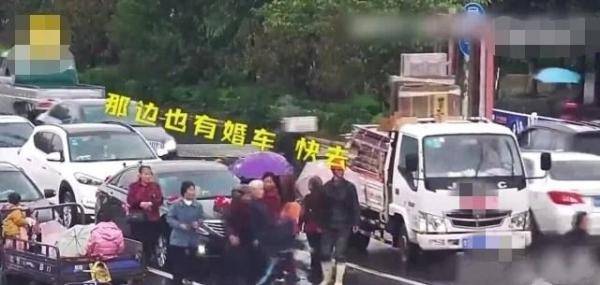 堵在|大喜日子遇大爷大妈“讨喜钱”，公然拦堵婚车，不给不放行