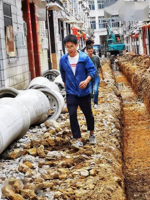 白吕,云南红河人,毕业于中南大学,任陆良县中枢街道办事处副主任(挂职