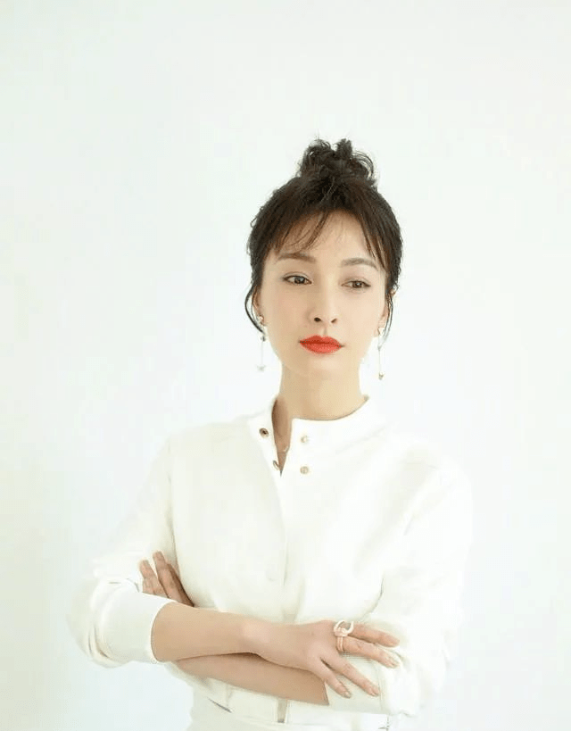 被称为"东北赫本"的吴昕,穿小西装 长靴,37岁的她又飒又靓