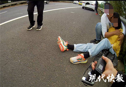 女子|救护车被堵高速，扬州交警逆行20公里打通应急车道