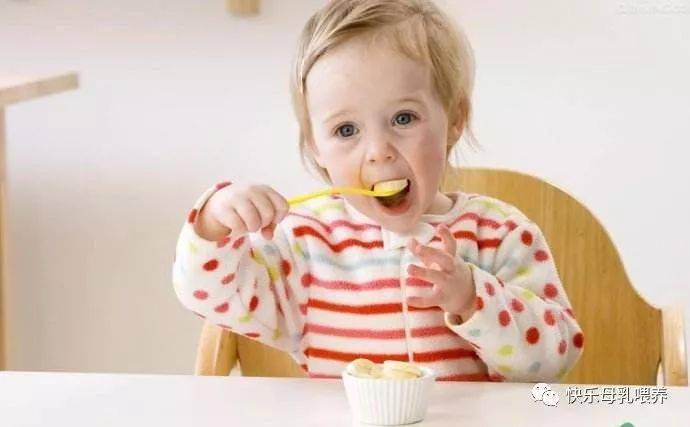 婆婆用宝宝碗跟勺子吃饭该怎么说