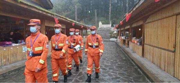 守护者|四川海螺沟景区有群“专职守护者”：与火作斗争 连续巡查几十公里