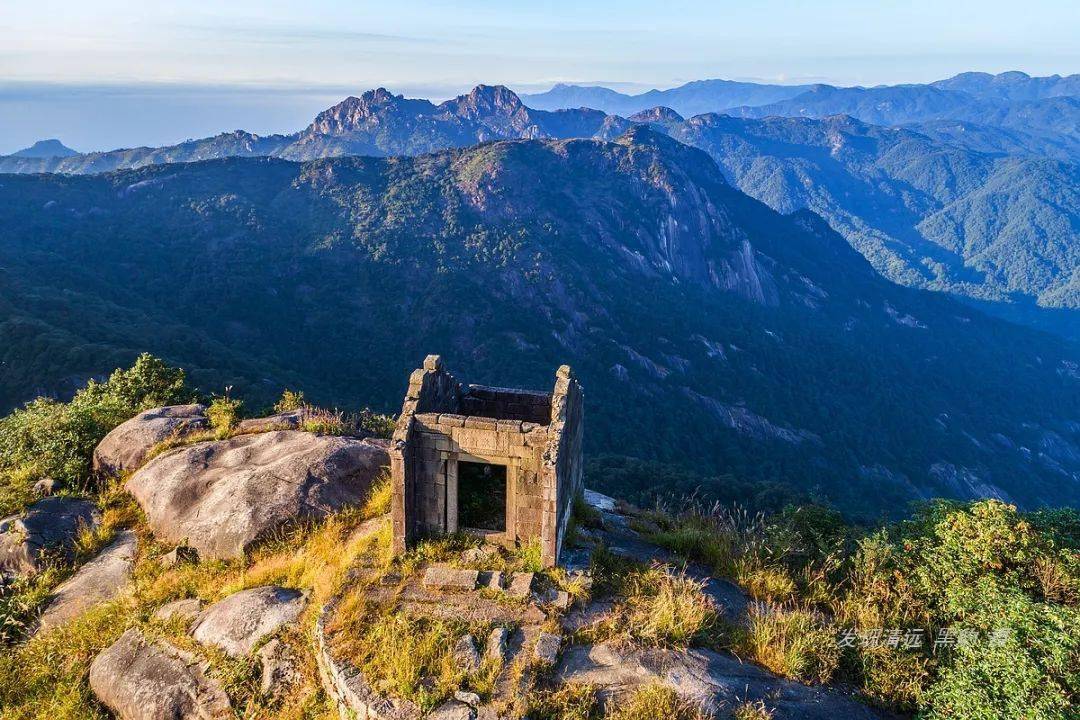 而绝大多数人不知道的是,就在广东连州,也有一座山峰叫东岳山,风景