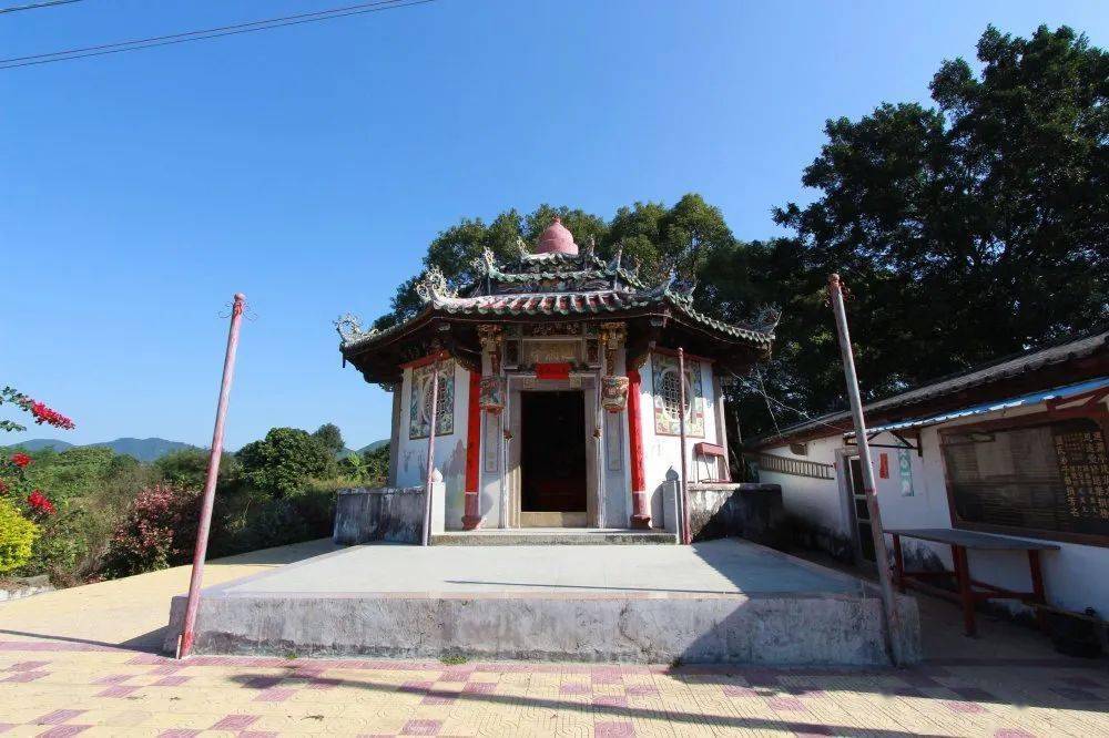又称"八角亭"