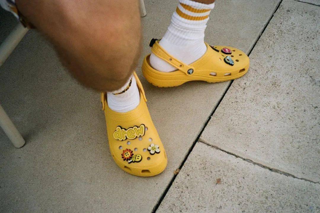 Crocs与贾斯汀·比伯的联名鞋官方售罄 转售价近翻倍