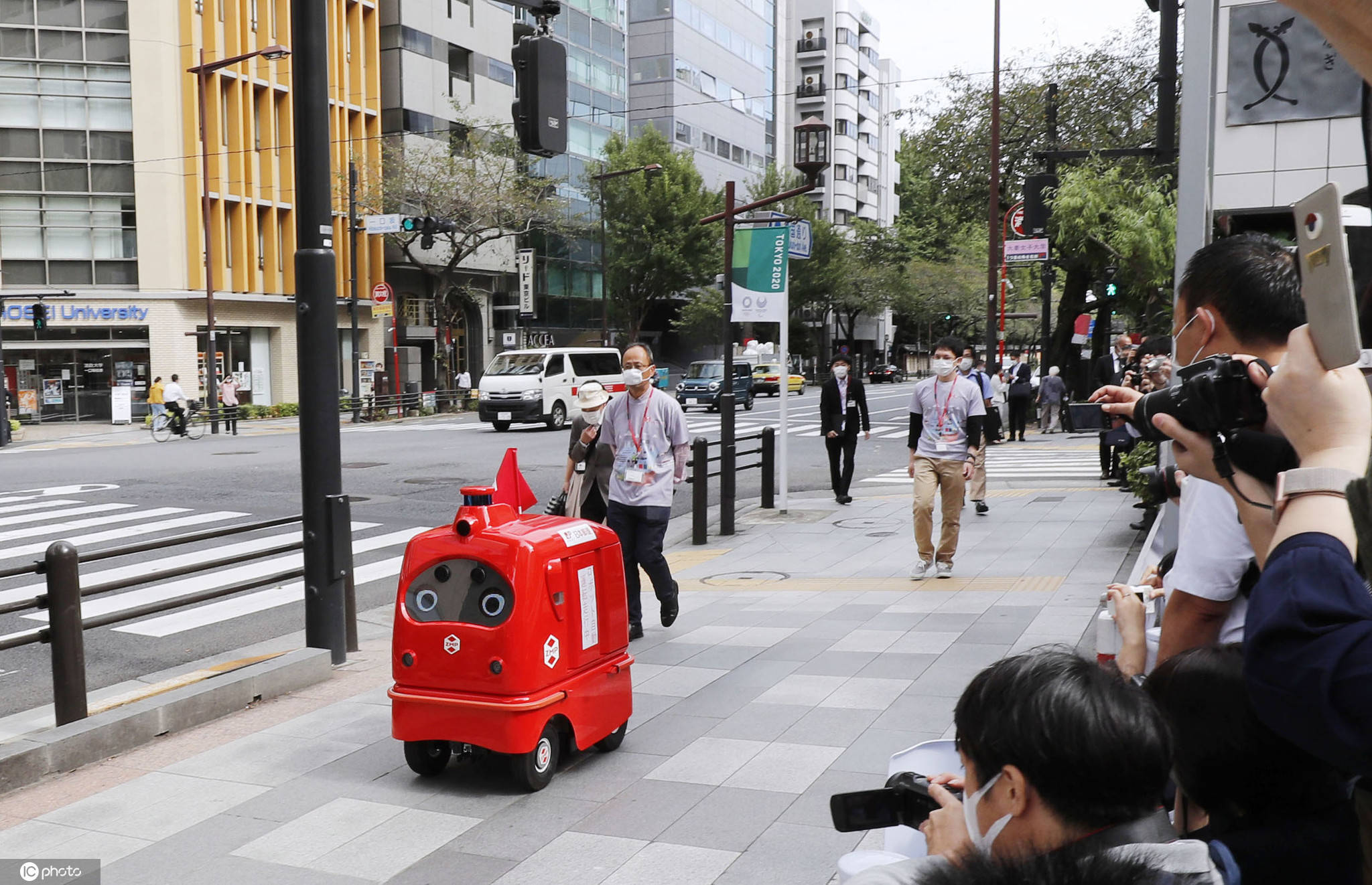 试验|日本“邮差”机器人首次上路试验 预计2021年推广使用