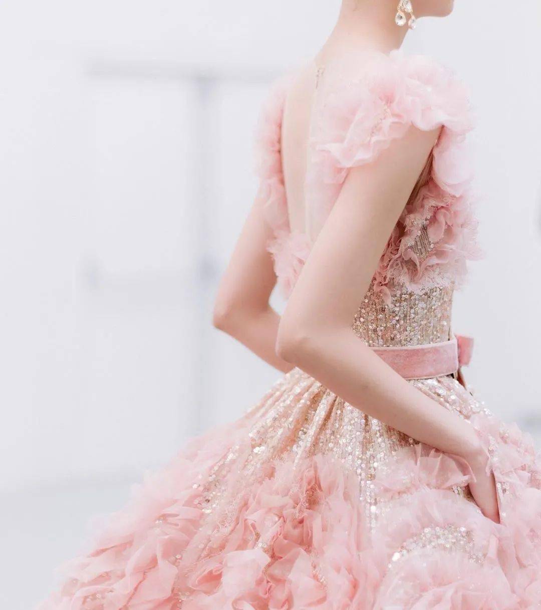 Saab|下凡历劫这么苦,为什么不打扮得再美一些呢?交织着华丽Elie Saab在斜阳下闪烁着光芒