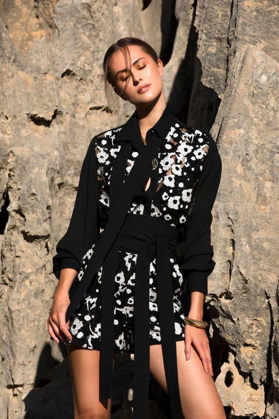 Saab|下凡历劫这么苦,为什么不打扮得再美一些呢?交织着华丽Elie Saab在斜阳下闪烁着光芒