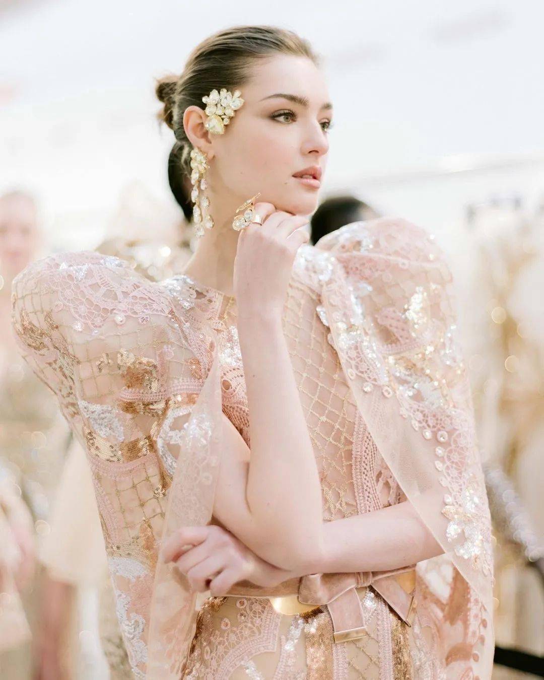 Saab|下凡历劫这么苦,为什么不打扮得再美一些呢?交织着华丽Elie Saab在斜阳下闪烁着光芒