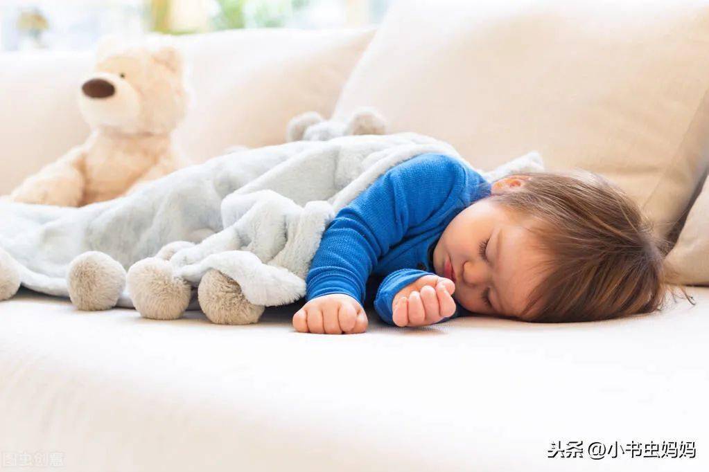 年龄|小睡的时间和次数不同宝宝一天需要小睡几次?不同年龄的孩子