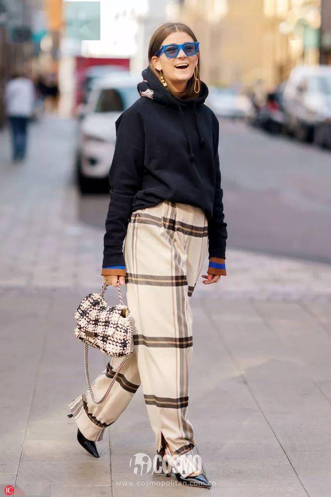 卫衣是贴身穿还是穿外面 4498d72649fb491095b98901cbe03aa0.jpeg