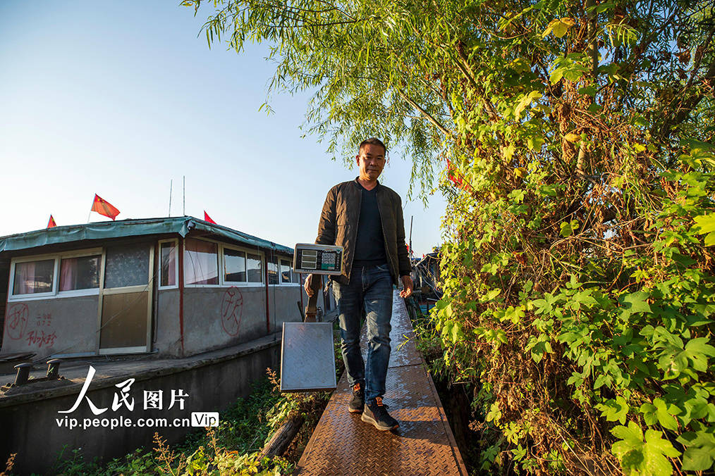 江苏淮安：渔民撤离湖区 洪泽湖10年禁渔开始