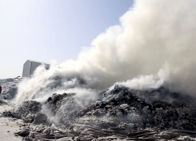 男子在棉花堆里掏出了……瞬间变成"火人"!