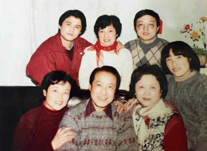 是1949年出生的,在我父母结婚的时候只有7岁,二姐陈幼薇和三姐陈苏薇