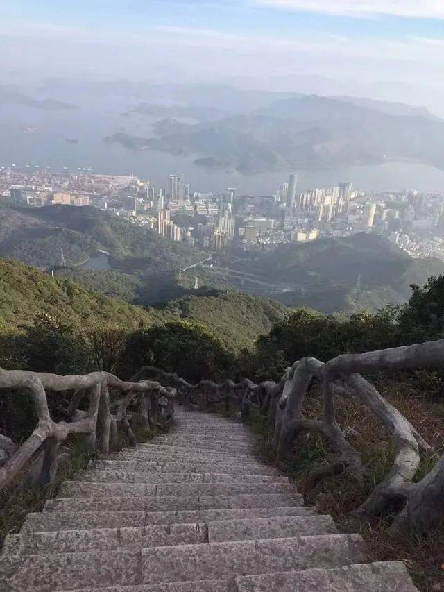 梧桐山—"鹏城第一峰",海拔943米,以"梧桐烟雨"的美名列居深圳八景之