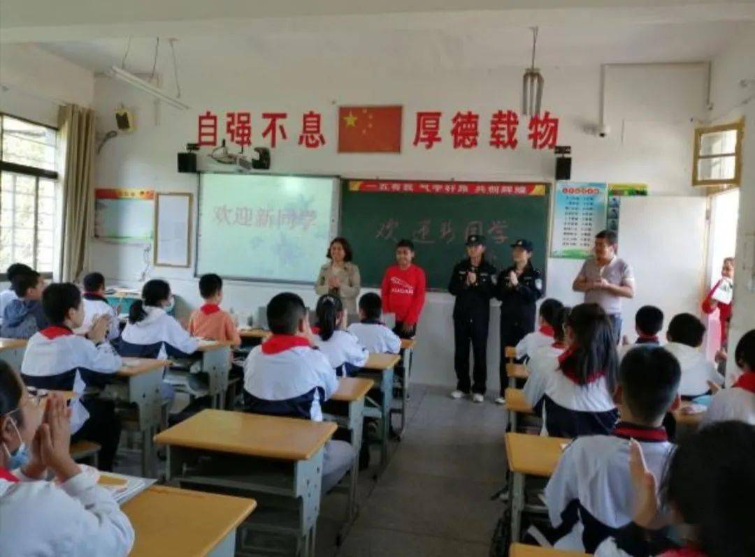 国庆长假后,宝应县望直港镇中心初级中学迎来了一名新疆籍学生.