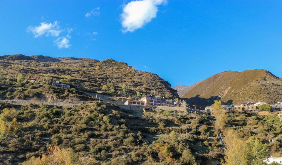 山是什么颜色 1469d81f596d49df92bd47b886263d60.jpeg