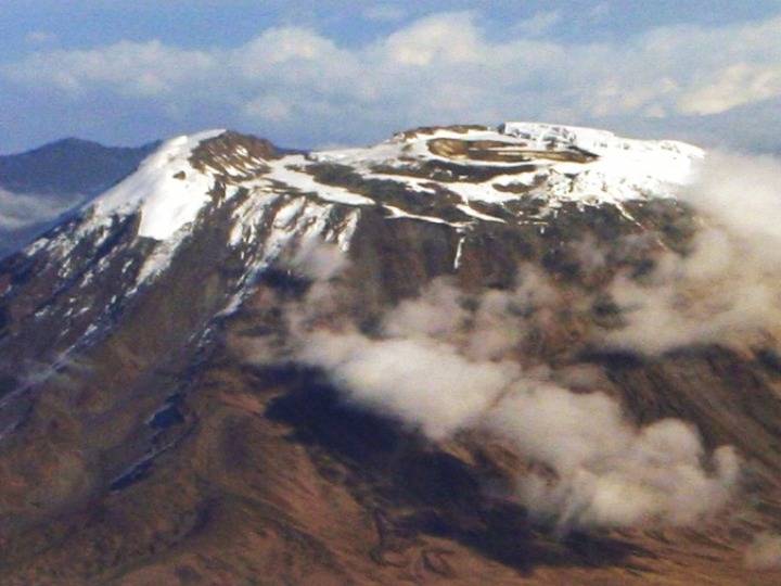 非洲最高峰乞力马扎罗山着火