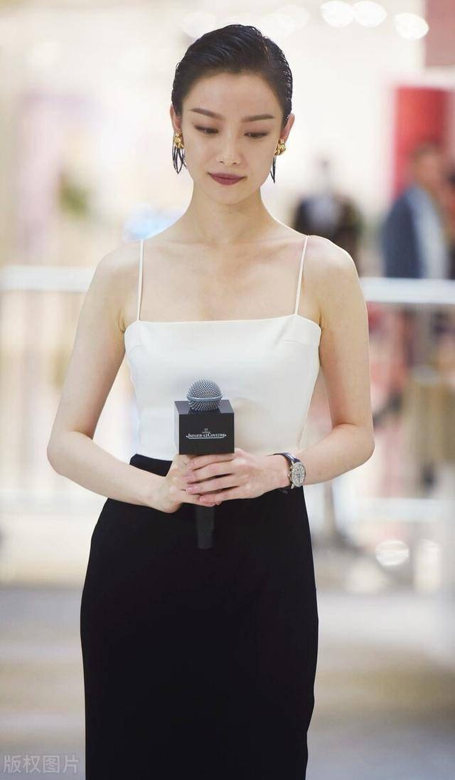 倪妮穿白色吊带礼服小秀香肩,搭黑色长裤优雅迷人