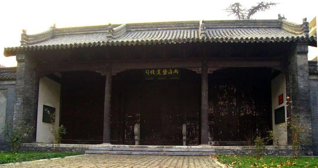 两淮运盐使司是一座庞大的盐务管理机构,运使的职权很大.