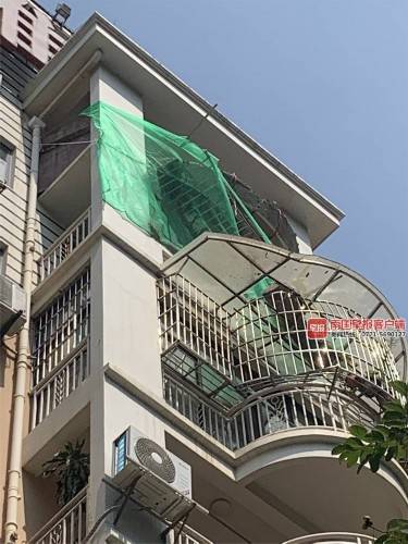 南宁一小区楼中楼业主拆墙出意外，阳台摇摇欲