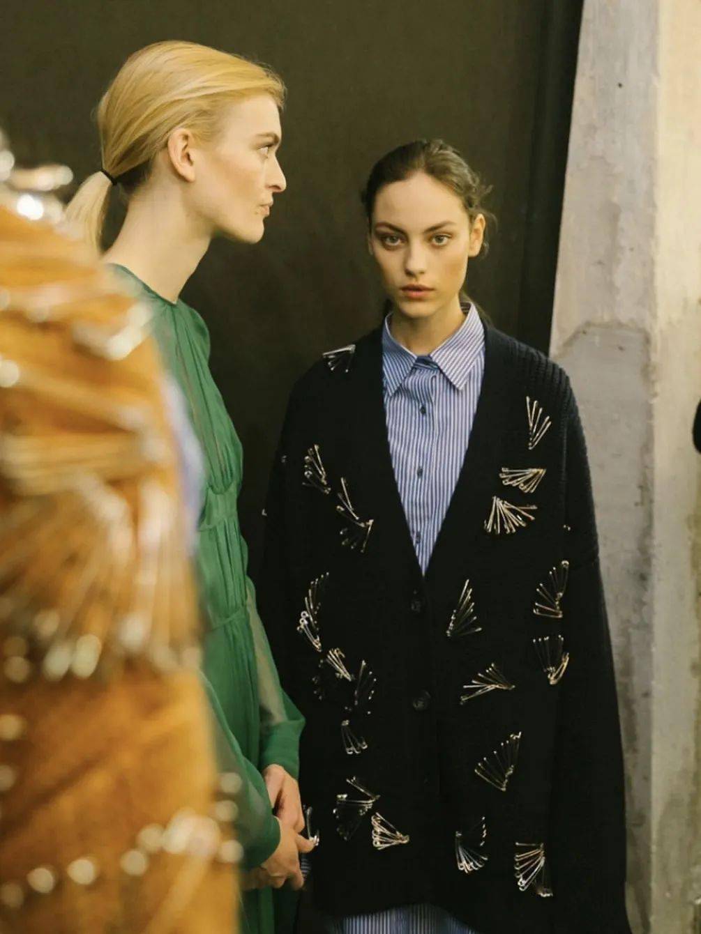 链条|易烊千玺被绑凳子上?时尚圈的链子有点厉害!