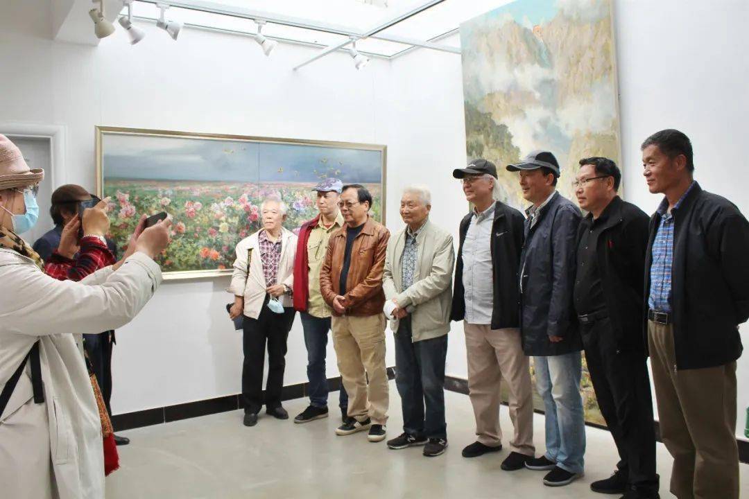 展讯全国书画名家参观艺履无涯崔开玺油画展