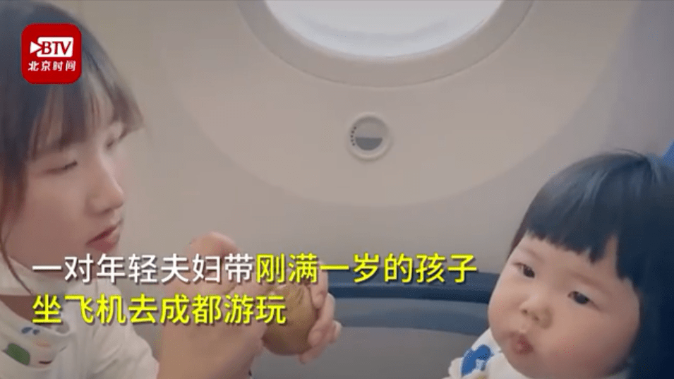 举动|一个举动征服网友！上海一对年轻夫妇带娃坐飞机