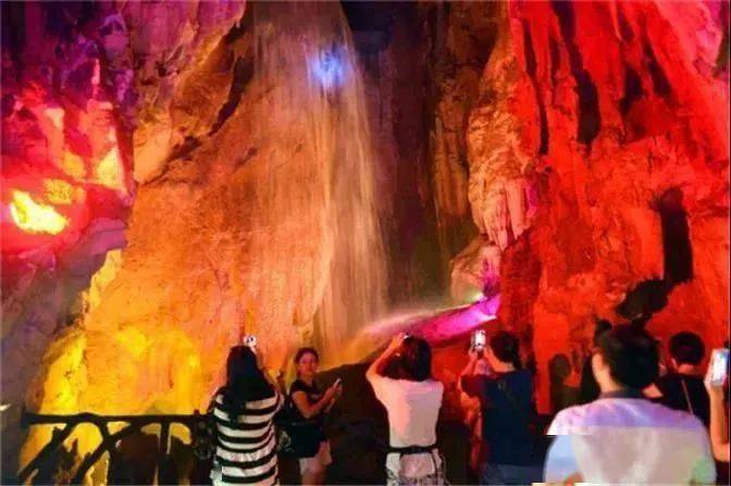 龙泉洞风景区,体验梦幻裸眼3d溶洞光影秀,探秘地下瀑布的神奇景观!
