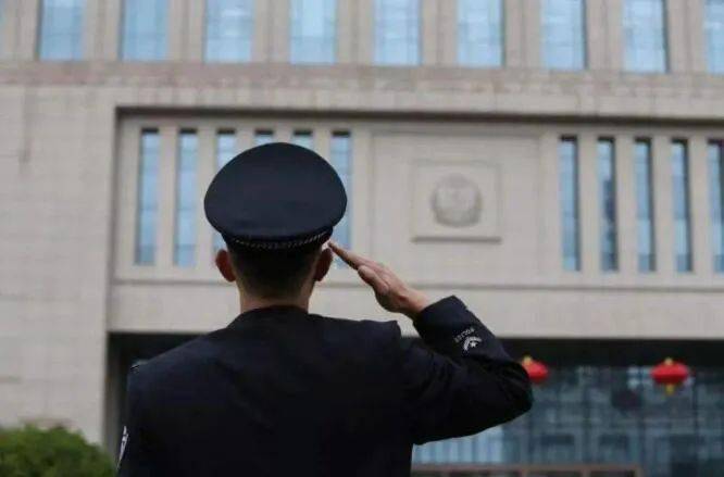 警服是人民警察专用的制式服装,是人民警察身份的重要标志和人民警察