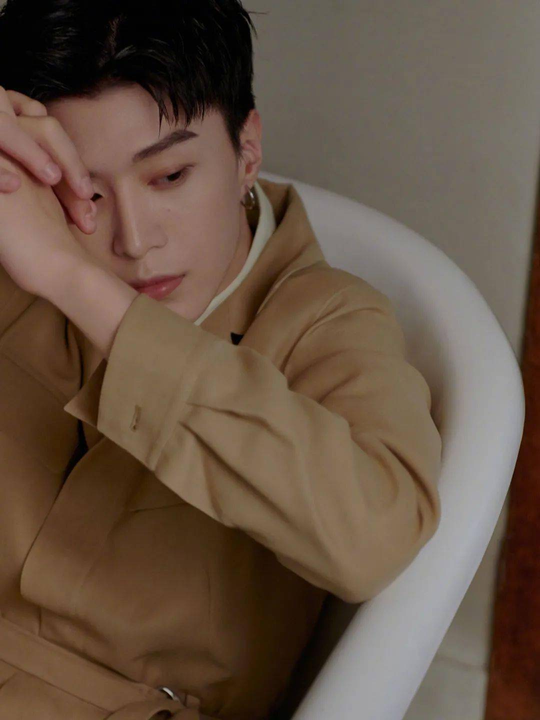 钟楚曦|快讯 | Angelababy封面、华晨宇活动、钟楚曦活动、杨超越大片