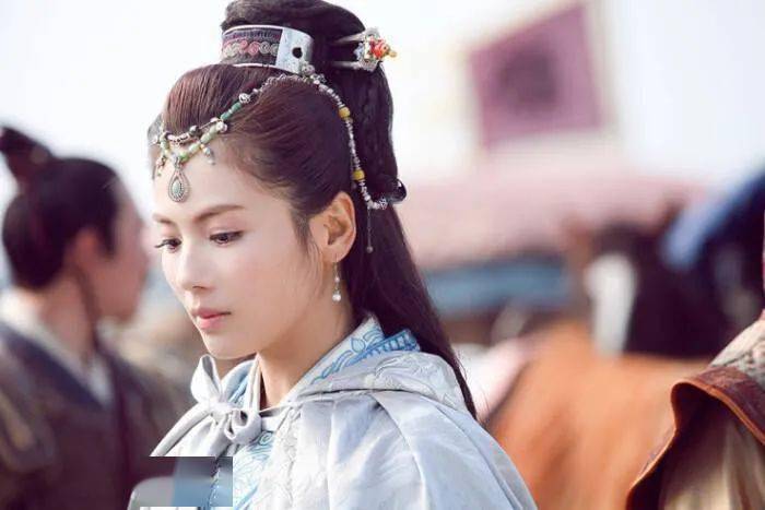 何炅|何炅“电梯穿越”出场?颁奖晚会搭档是她……